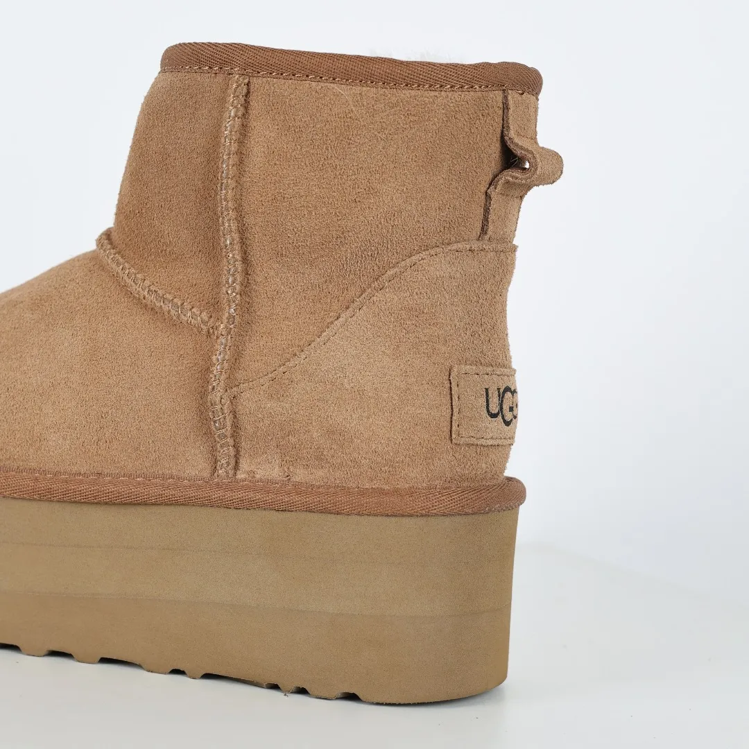 Pick up locally 💰580 Core recommended good price It is a very suitable choice for home furnishings. In the new year, uug launched a series of styles, which are partial to the preferences of young consumers and have also moved to the forefront of fashion trends. Shoe body material: water-repellent coated suede upper, 17 mm UGGPURE™ implantable wool insole, lightweight non-slip and comfortable rubber outsole, with brand LOGO and trademark, with full packaging Size: 35 36 37 38 39 40